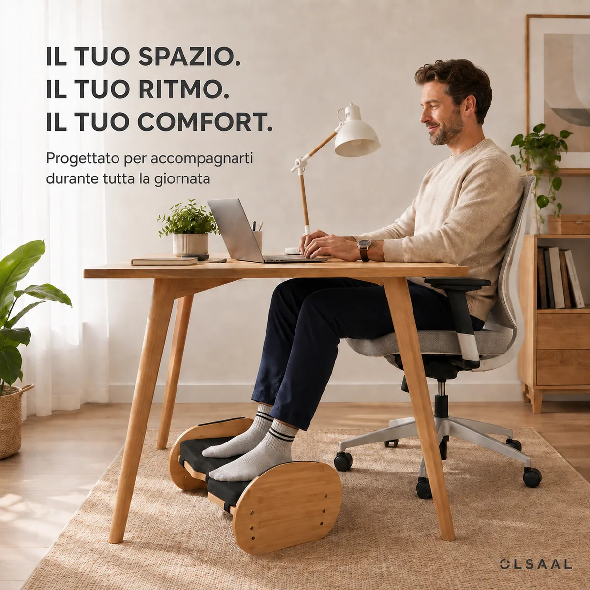 Poggiapiedi OLSAAL in bambù in uno spazio di lavoro